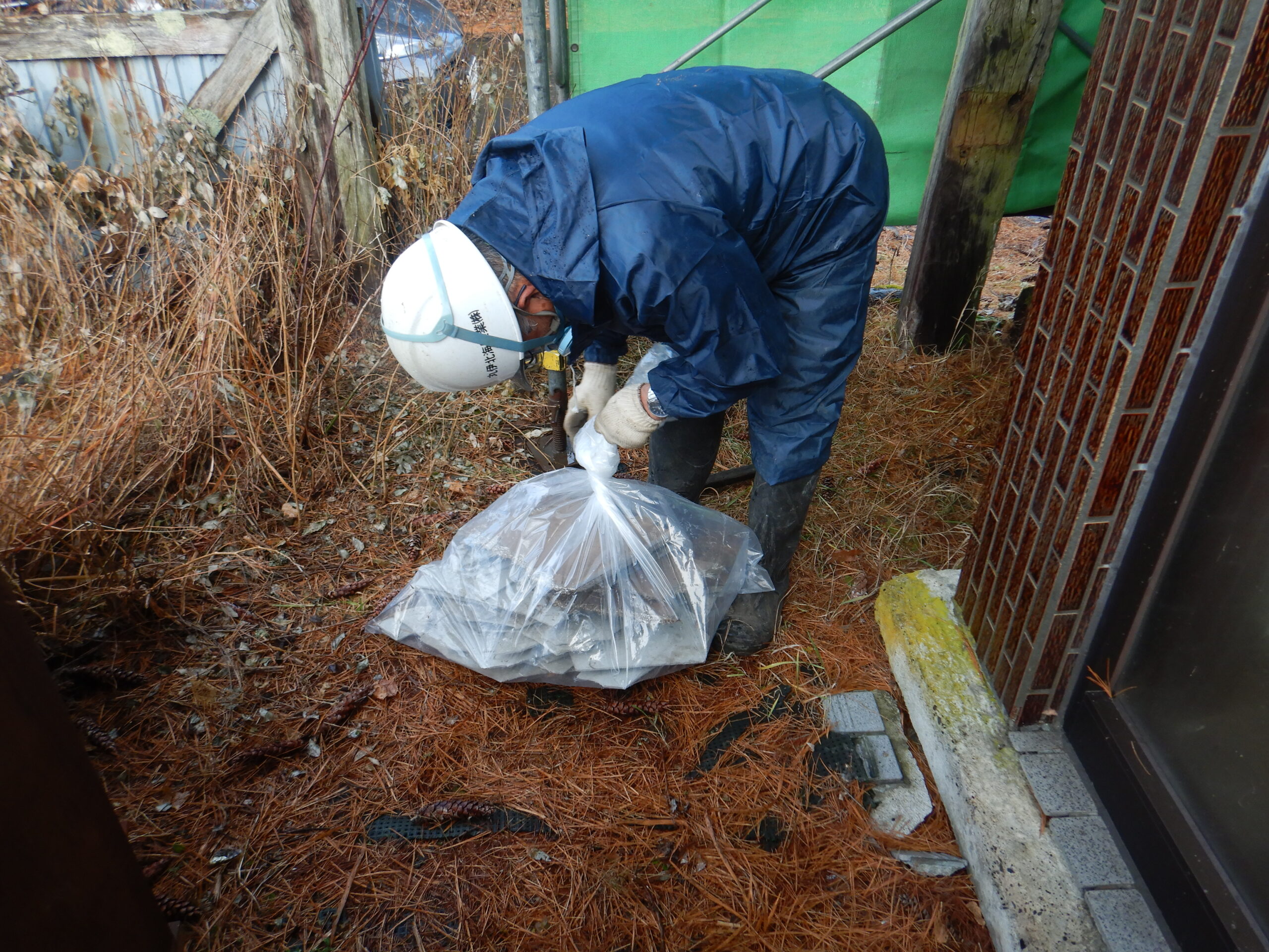 軒天（石綿含有材）袋詰め梱包