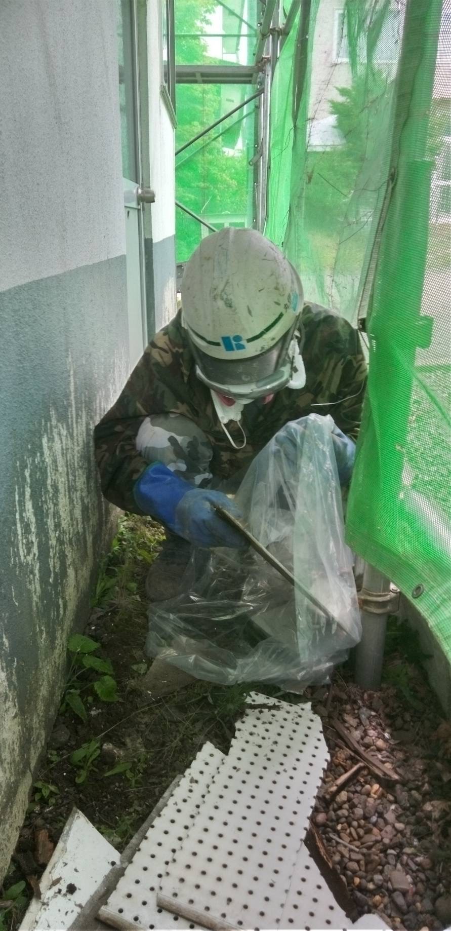 軒天（石綿含有材）袋詰め